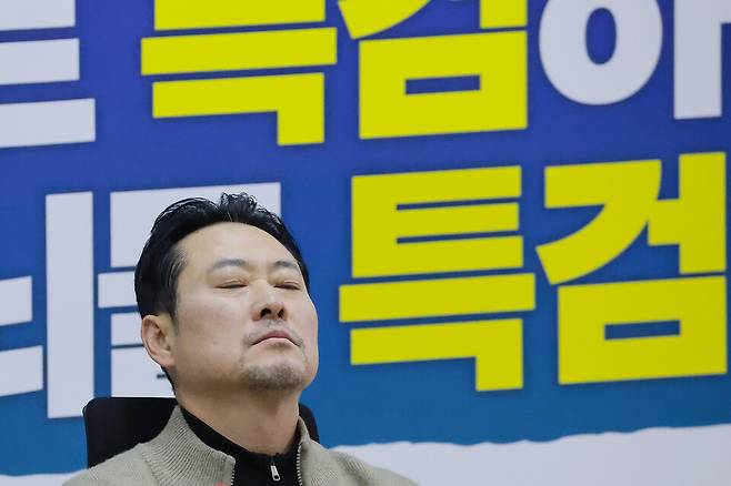 더불어민주당에 통일교·공천헌금 '쌍특검' 수용을 요구하며 엿새째 단식 농성 중인 장동혁 국민의힘 대표가 20일 국회 로텐더홀 단식 농성장에서 잠시 눈을 감고 있다. ⓒ연합뉴스