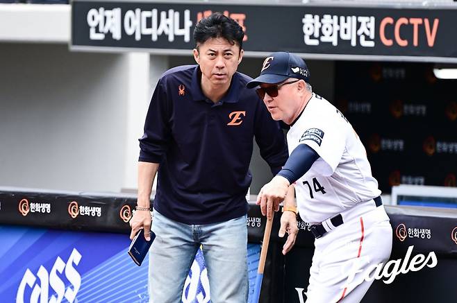 KBO는&nbsp;23일 KIA와 3년 총액 20억 원에 계약한 김범수의 FA 계약을 공시했다. 보상선수를 두고&nbsp;KIA와 한화의 치열한 두뇌싸움이 시작됐다. 사진은 손혁 한화 단장(왼쪽)과 김경문 한화 감독. 사진제공｜한화 이글스