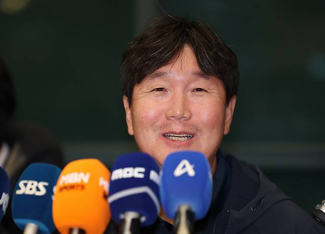 류지현 WBC 대표팀 감독이 사이판 1차 캠프 훈련을 모두 소화하고 21일 인천공항으로 귀국해 소감을 밝히고 있다. 연합뉴스