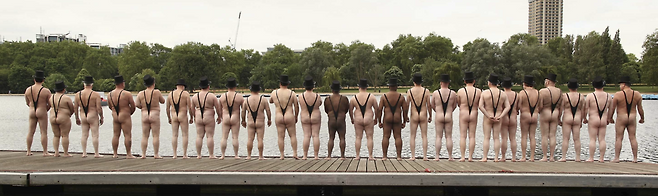 노출이 심한 끈 달린 남성 수영복 ‘맨키니’ 입고 응원한 벨기에 클럽 팬들, “불경죄로” 카자흐서 구금