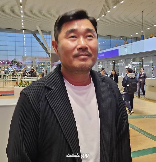 이호준 NC 감독이 21일 인천공항 출국장에서 인터뷰하고 있다.