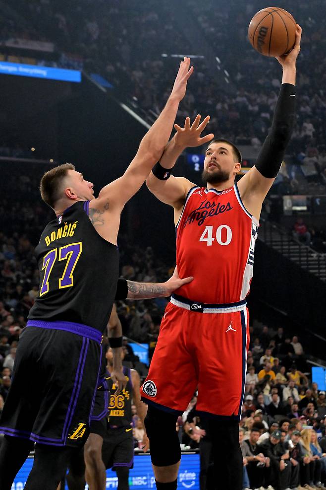 LA 클리퍼스 이비카 주바치가 23일 LA 레이커스전에서 루카 돈치치 앞에서 골밑슛을 하고 있다. Imagn Images연합뉴스