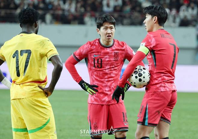 프리킥을 상의하고 있는 손흥민과 이강인. /사진=김진경 대기자