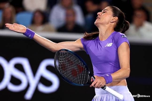 치르스테아(왼쪽)가 심판에게 항의하고 있다. /AFPBBNews=뉴스1