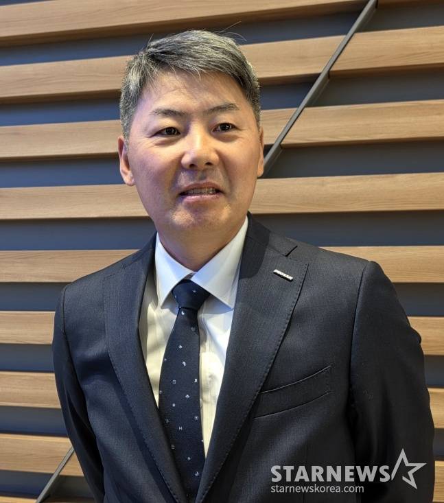 두산 김원형 감독이 23일 인천국제공항을 통해 출국하기 전 취재진과 인터뷰를 하고 있다. /사진=김동윤 기자