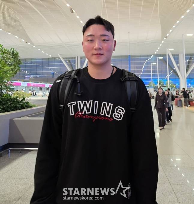 LG 이재원이 23일 2026 LG 스프링캠프 출국 전 인천국제공항에서 취재진의 사진 촬영에 응했다. /사진=김동윤 기자