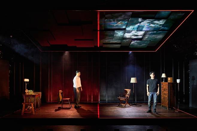 뮤지컬 <캐빈>은 상실의 고통으로 삶을 놓아버리려는 유가족과 관계자들에게 살아갈 명분과 이유를 예술적 치유의 관점에서 제안하는 새로운 형식의 작품이다. 이모셔널씨어터 제공