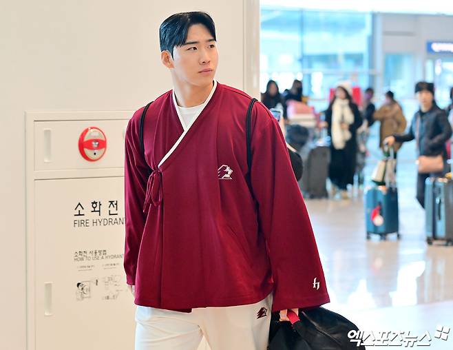 키움 히어로즈 외야수 이주형이 22일 인천국제공항 제2터미널을 통해 소속팀 스프링캠프가 진행되는 대만으로 출국했다. 사진 김한준 기자