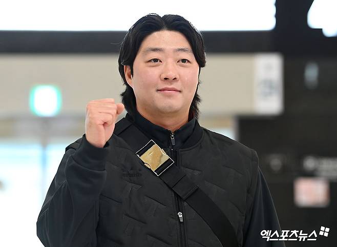 KIA 타이거즈가 23일 오후 일본 아마미오시마에서 진행되는 스프링캠프를 위해 김포국제공항을 통해 일본으로 출국했다.  김범수가 출국장으로 향하고 있다. 김포공항, 고아라 기자