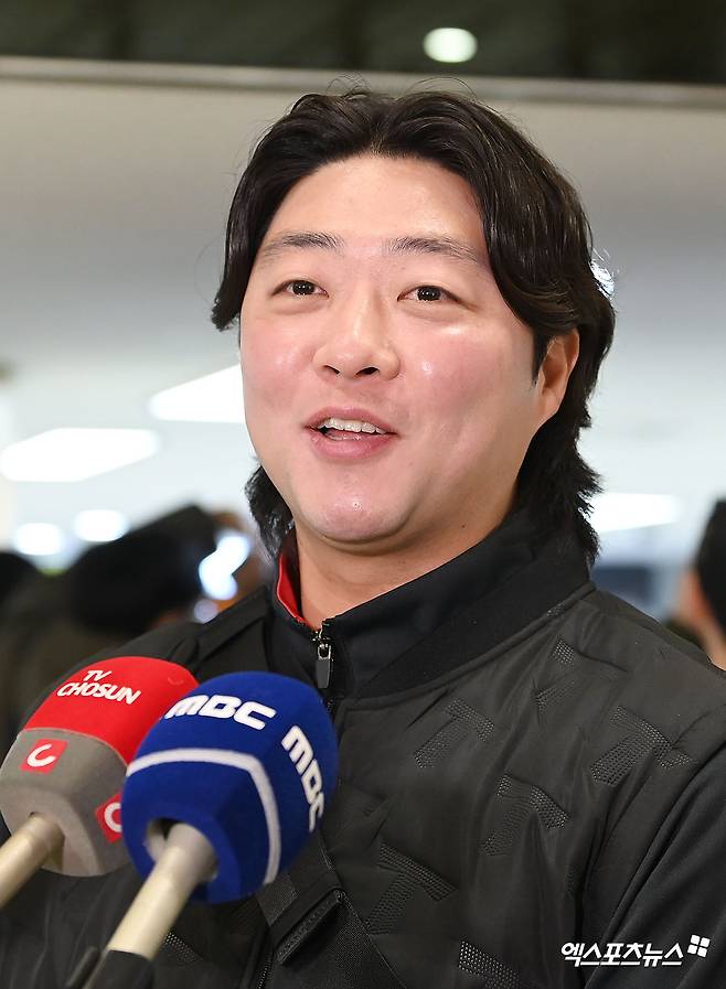 KIA 타이거즈가 23일 오후 일본 아마미오시마에서 진행되는 스프링캠프를 위해 김포국제공항을 통해 일본으로 출국했다.  김범수가 출국 전 인터뷰를 하고 있다. 김포공항, 고아라 기자