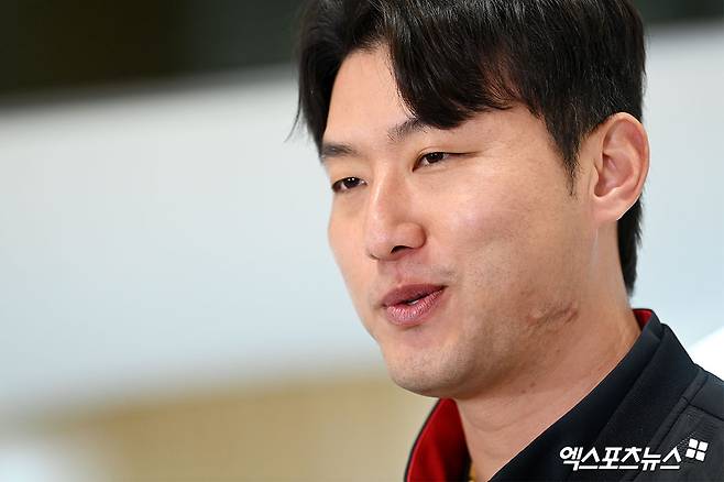 KIA 타이거즈가 23일 오후 일본 아마미오시마에서 진행되는 스프링캠프를 위해 김포국제공항을 통해 일본으로 출국했다.  홍건희가 출국 전 인터뷰를 하고 있다. 김포공항, 고아라 기자