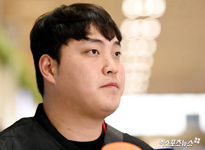 KIA 타이거즈가 23일 오후 일본 아마미오시마에서 진행되는 스프링캠프를 위해 김포국제공항을 통해 일본으로 출국했다.  조상우가 출국 전 인터뷰를 하고 있다. 김포공항, 고아라 기자