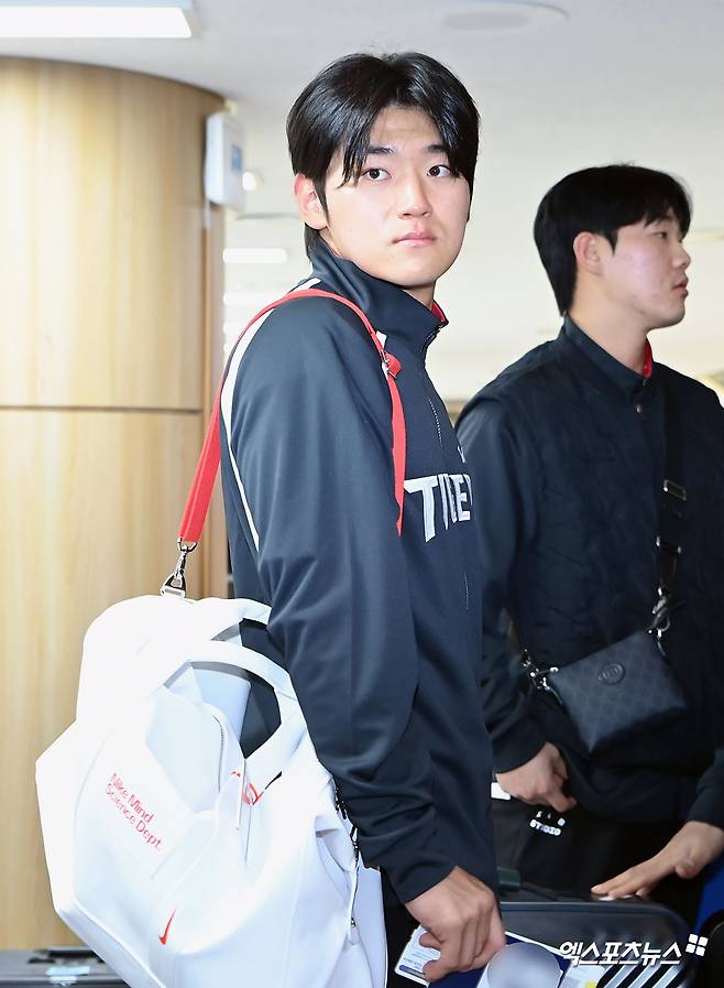 KIA 타이거즈가 23일 오후 일본 아마미오시마에서 진행되는 스프링캠프를 위해 김포국제공항을 통해 일본으로 출국했다.  김도영이 출국 준비를 하고 있다. 김포공항, 고아라 기자