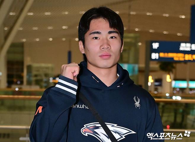 2026시즌 스프링캠프 훈련에 나서는 한화 이글스 선수단이 23일 오전 인천국제공항을 통해 호주 멜버른으로 출국했다.  출국 전 포즈취하는 한화 오재원. 인천공항, 김한준 기자