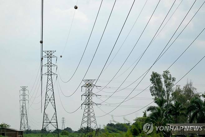 21일(현지시간) 콜롬비아 변전소 인근 송전선로 [윰보 AFP=연합뉴스. 재판매 및 DB 금지]