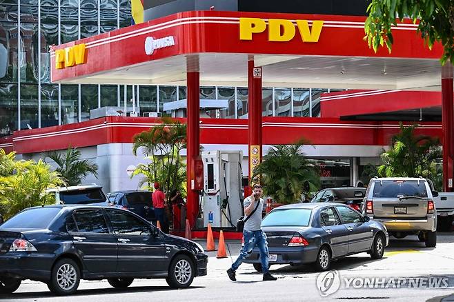 21일(현지시간) 베네수엘라 PDVSA 주유소 앞 차량 대기 행렬 [카라카스 AFP=연합뉴스. 재판매 및 DB 금지]