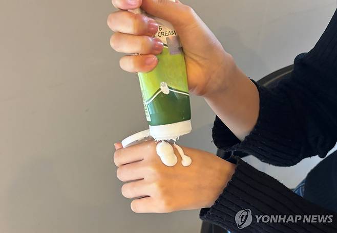 핸드크림을 바르는 모습 [강민지 인턴기자]