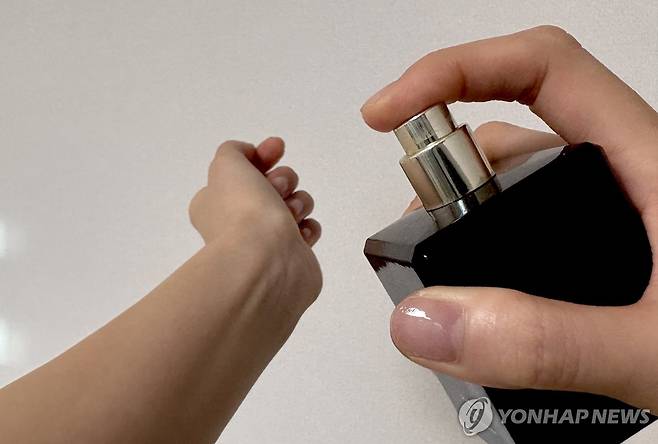 향수 뿌리는 모습  [강민지 인턴기자]