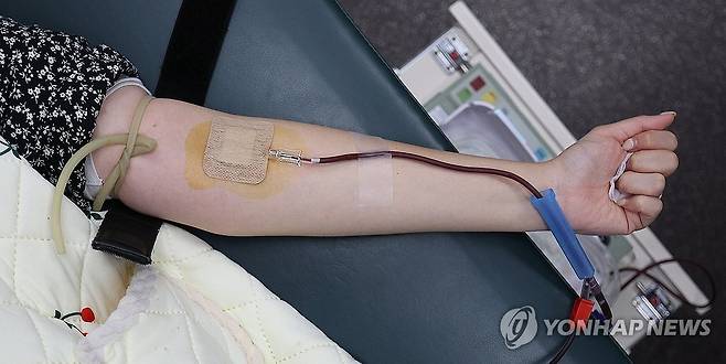 '겨울철 혈액 수급 비상'…팔 걷어붙인 공무원들 2025년 12월 8일 대구시청 산격청사에 마련된 헌혈 버스에서 대구시 소속 공무원들이 단체 헌혈에 나서고 있다.[연합뉴스 자료사진]