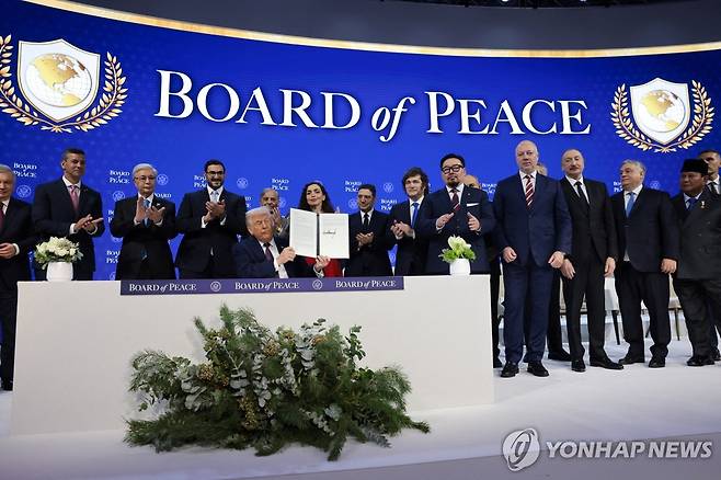 평화위원회 헌장 서명식 모습 [로이터 연합뉴스. 재판매 및 DB 금지]