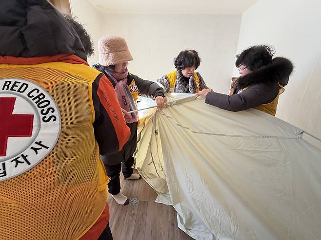 방한 텐트 설치하는 적십자 봉사자들 [촬영 장지현]