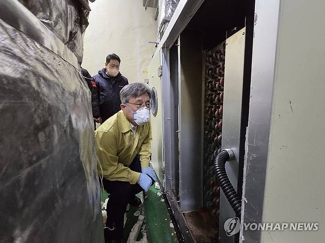 박물관 화재현장 점검하는 허민 국가유산청장 (서울=연합뉴스) 허민 국가유산청장이 23일 국립고궁박물관에서 당일 새벽 발생한 화재 현장을 방문해 피해 점검을 하고 있다. 2026.1.23 [국가유산청 제공. 재판매 및 DB 금지] photo@yna.co.kr