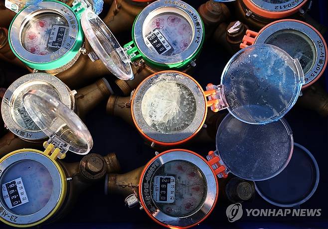 한파에 지난밤 서울 수도계량기 동파 (서울=연합뉴스) 윤동진 기자 = 영하권의 강추위가 계속되고 있는 22일 서울 강북구 미아가압장에 동파된 수도계량기가 놓여 있다. 2026.1.22 mon@yna.co.kr