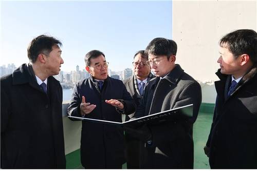 대우건설 김보현 사장(왼쪽 두 번째)이 성수4지구를 방문해 현장을 점검하는 모습 [대우건설 제공]