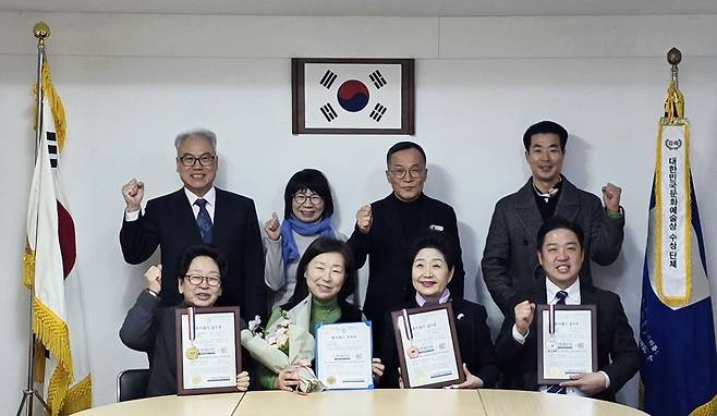 K-종이접기 사범 자격증 수여식 (서울=연합뉴스) 박현수 기자 = 22일 종이문화재단에서 러시아 1호 K-종이접기 사범 자격증 수여식 후 서향정 교감이 관계자들과 기념사진을 찍고 있다. 앞줄 왼쪽부터 김영순 종이접기 명인 1호, 서 교감, 노영혜 종이문화재단 이사장, 정규일 ㈜종이나라 대표이사. 뒷줄 왼쪽부터 김영호 노브고로드 한글학교장, 최인숙 경기신문 주필, 김봉섭 지구촌한글학교미래포럼 공동대표, 김태균 탄자니아 한인회장. 2026. 1. 22. phyeonsoo@yna.co.kr