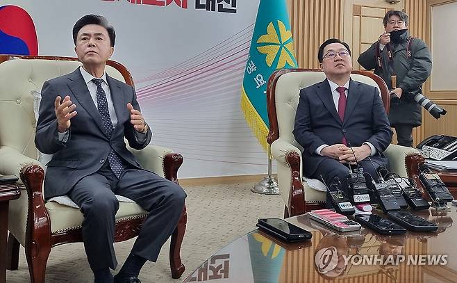 긴급회동 하는 대전시장과 충남지사 (대전=연합뉴스) 박주영 기자 = 이장우 대전시장(오른쪽)과 김태흠 충남지사가 21일 대전시청에서 만나 정부의 대전·충남 행정통합 지원책에 대한 입장을 밝히고 있다. 행정통합과 관련한 회동인 지난 12월 24일에 이어 이번이 두 번째다. 2026.1.21 jyoung@yna.co.kr