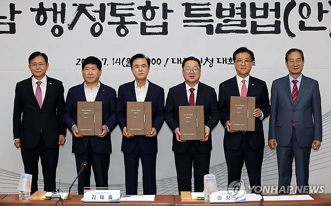 대전ㆍ충남 행정통합 최종안 확정 (대전=연합뉴스) 김준범 기자 = 대전충남 행정통합 민관협의체가 14일 오후 대전시 서구 둔산동 대전시청에서 '(가칭)대전충남특별시 설치 및 경제과학수도 조성을 위한 특별법안'을 확정해 대전시와 충남도에 공식 제안한 뒤 기념사진을 찍고 있다. 왼쪽부터 정재근 민관협 충남 공동위원장, 홍성현 충남도의회 의장, 김태흠 충남도지사, 이장우 대전시장, 조원휘 대전시의회 의장, 이창기 민관협 대전 공동위원장. 2025.7.14 psykims@yna.co.kr
