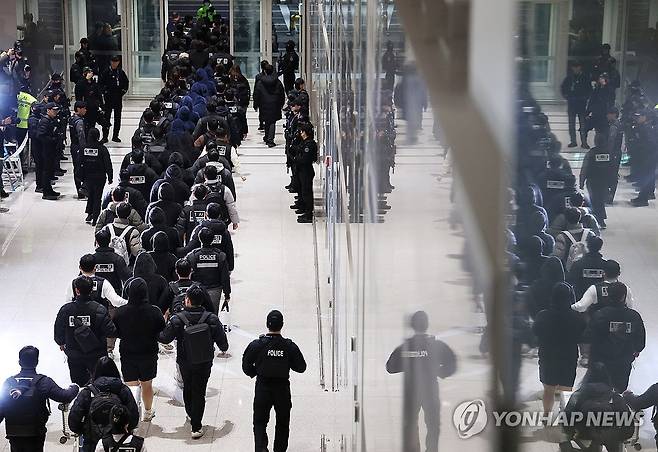 캄보디아 한국인 스캠조직 강제송환 (영종도=연합뉴스) 신준희 기자 = 캄보디아에서 스캠(scam·사기), 인질강도 등 범행을 저지른 한국인 범죄 조직원들이 23일 인천국제공항을 통해 국내로 송환돼 수사기관으로 압송되고 있다. 2026.1.23 hama@yna.co.kr