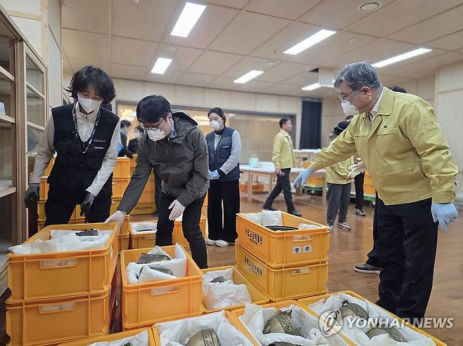 유물 소산작업 지휘하는 허민 국가유산청장 (서울=연합뉴스) 허민 국가유산청장이 23일 국립고궁박물관 수장고를 방문, 당일 새벽 발생한 화재로 인한 박물관 중요 유물들의 소산작업을 지휘하고 있다. 2026.1.23 [국가유산청 제공. 재판매 및 DB 금지] photo@yna.co.kr