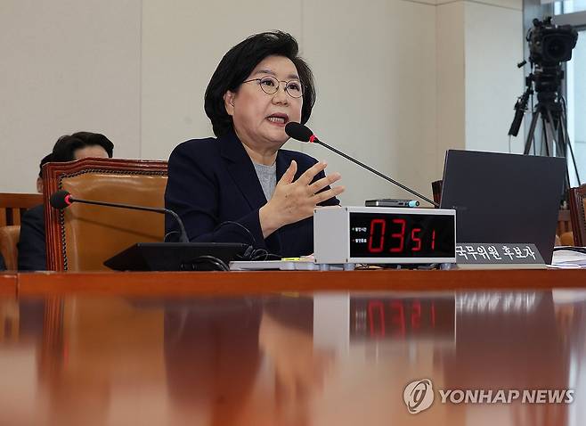 이혜훈 후보자 질의 답변 (서울=연합뉴스) 이동해 기자 = 이혜훈 기획예산처 장관 후보자가 23일 국회 재정경제기획위원회에서 열린 인사청문회에서 의원 질의에 답변하고 있다. 2026.1.23 [공동취재] eastsea@yna.co.kr