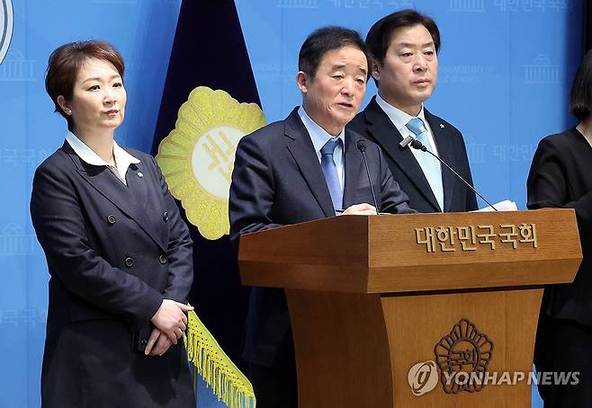 정청래 대표 '깜짝 합당' 발표…지도부 내홍 격화 (서울=연합뉴스) 이동해 기자 = 친명계로 분류되는 더불어민주당 이언주·황명선·강득구 최고위원이 23일 국회 소통관에서 정청래 대표의 조국혁신당 합당 제안과 관련해 입장을 밝히고 있다. 2026.1.23 eastsea@yna.co.kr