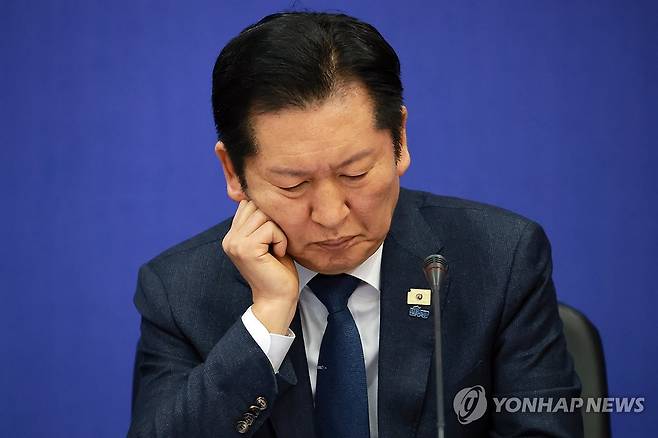 스마트폰 확인하는 정청래 대표 (진천=연합뉴스) 신현우 기자 = 더불어민주당 정청래 대표가 23일 충북 진천 국가대표선수촌에서 열린 현장 최고위원회의에 참석, 스마트폰을 확인하고 있다. 2026.1.23 nowwego@yna.co.kr