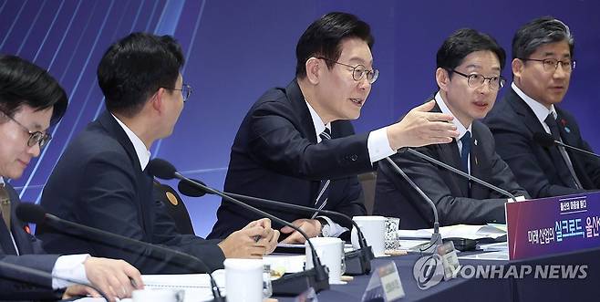 이재명 대통령, 울산 간담회 발언 (울산=연합뉴스) 한상균 기자 = 이재명 대통령이 23일 울산전시컨벤션센터에서 열린 '울산의 마음을 듣다' 타운홀미팅 간담회에서 발언하고 있다. 2026.1.23 xyz@yna.co.kr