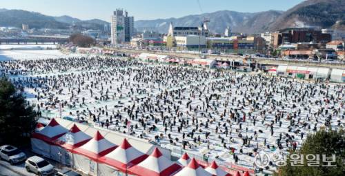 ◇개막 15일째인 24일, 화천산천어축제를 방문한 수많은 관광객들이 산천어 얼음낚시를 즐기고 있다.