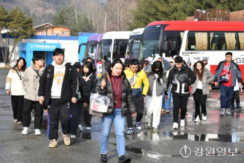 ◇산천어축제장을 찾은 동남아시아 단체 관광객들이 축제장으로 이동하고 있다.