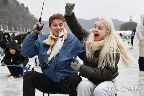 ◇산천어축제장을 찾은 동남아시아 관광객들이 얼음낚시를 즐기고 있다.