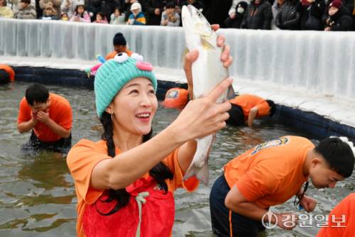 ◇화천산천어축제 맨손잡기 이벤트에 참여한 관광객들이 즐거운 시간을 보내고 있다.