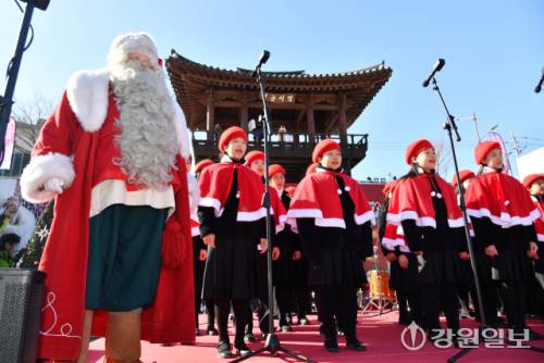 화천산천어축제장에서 24일 화천지역 청소년들과 핀란드 리얼산타가 버스킹 공연을 진행해 관광객들의 관심을 끌었다.