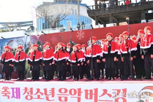 화천산천어축제장에서 24일 화천지역 청소년들과 핀란드 리얼산타가 버스킹 공연을 진행해 관광객들의 관심을 끌었다.