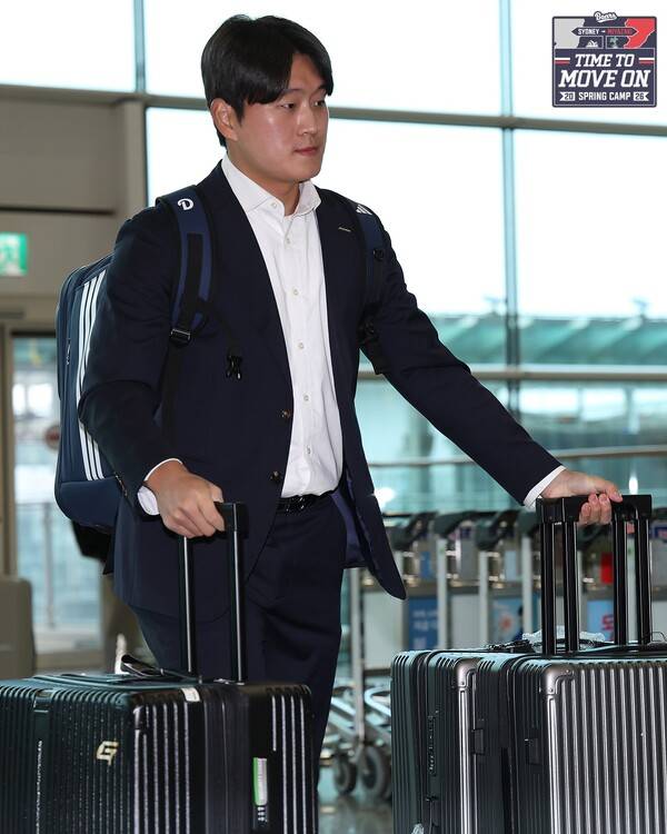 공항에 들어서는 김택연(사진=두산)