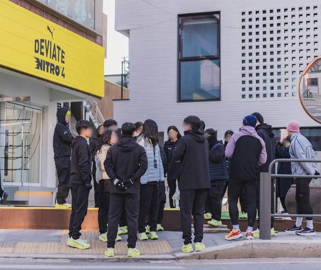 '푸마 디비에이트 나이트로 4' 미디어세션에 참석한 참여자들이 제품을 착용하고 러닝 세션에 참여하고 있다.(사진=푸마)