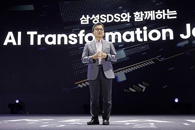 이준희 삼성SDS 사장이 지난 2025년 9월 자사 기술을 대외에 공개하는 연례행사 ‘리얼 서밋 2025’에서 대규모언어모델(LLM), 인프라, AI 모델, 그래픽처리장치(GPU) 등 고객사의 모든 수요를 해결해줄 ‘풀스택’이 삼성의 강점이라고 강조하고 있다. 사진=삼성SDS 제공