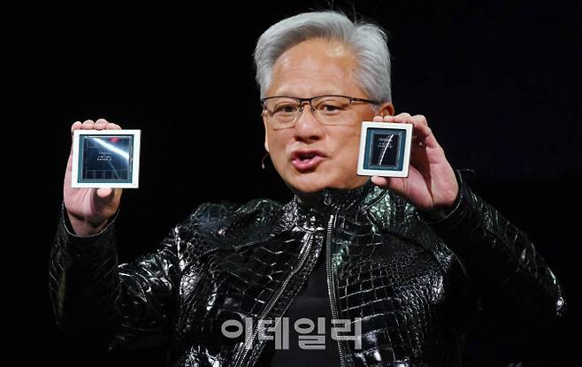 젠슨 황 엔비디아 CEO가 5일(현지시간) 미국 네바다주 라스베이거스 퐁텐블로 호텔에서 열린 엔비디아 CES 2026 라이브에서 루빈 GPU를 선보이고 있다. (사진=공동취재)