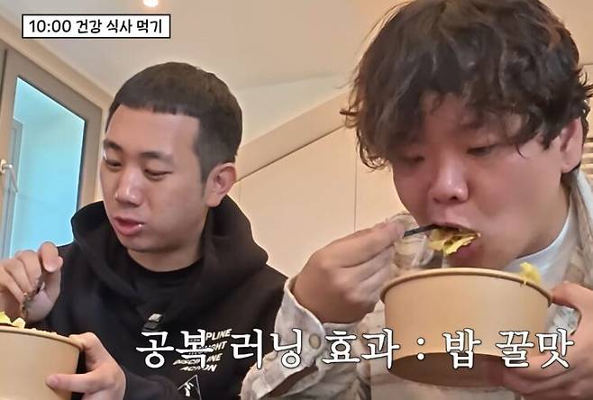 곽튜브가 운동 후 포케를 먹고 있다. 사진=유튜브 채널 '린다이어트' 영상 캡처