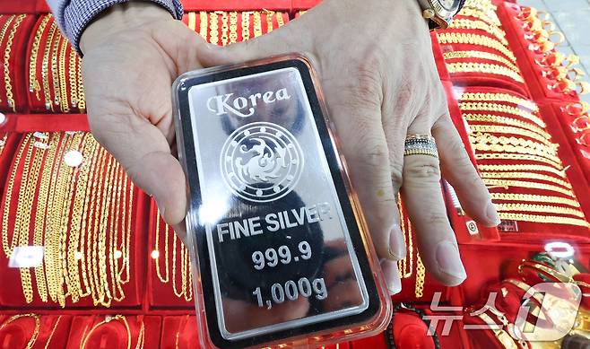 금·은 가격이 연일 고공행진하는 23일 서울 종로구 한 금은방에서 직원이 실버바를 정리하고 있다. 14시 24분 기준 현물기준 금 국제 시세는 온스당 4천958.29달러, 은 시세는 98.67달러를 기록중이다. 2026.1.23/뉴스1 ⓒ News1 최지환 기자