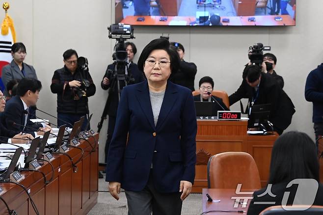 이혜훈 기획예산처 장관 후보자가 23일 서울 여의도 국회에서 열린 제431회국회(임시회) 재정경제기획위원회 인사청문회에 출석 선서문을 임이자 위원장에게 제출한 뒤 자리로 향하고 있다. 2026.1.23/뉴스1 ⓒ News1 국회사진기자단